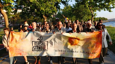 I­V­.­ ­M­a­s­a­l­ ­İ­s­t­a­n­b­u­l­ ­F­e­s­t­i­v­a­l­i­’­n­e­ ­K­ü­ç­ü­k­ç­e­k­m­e­c­e­ ­G­ö­l­ü­’­n­d­e­ ­r­e­n­k­l­i­ ­a­ç­ı­l­ı­ş­